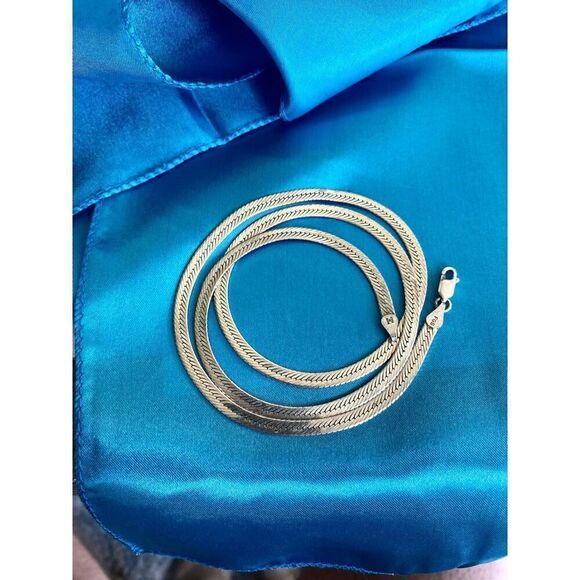 AZU Vintage Italian 925 Silver Herringbone Necklace - Picture 9 of 13